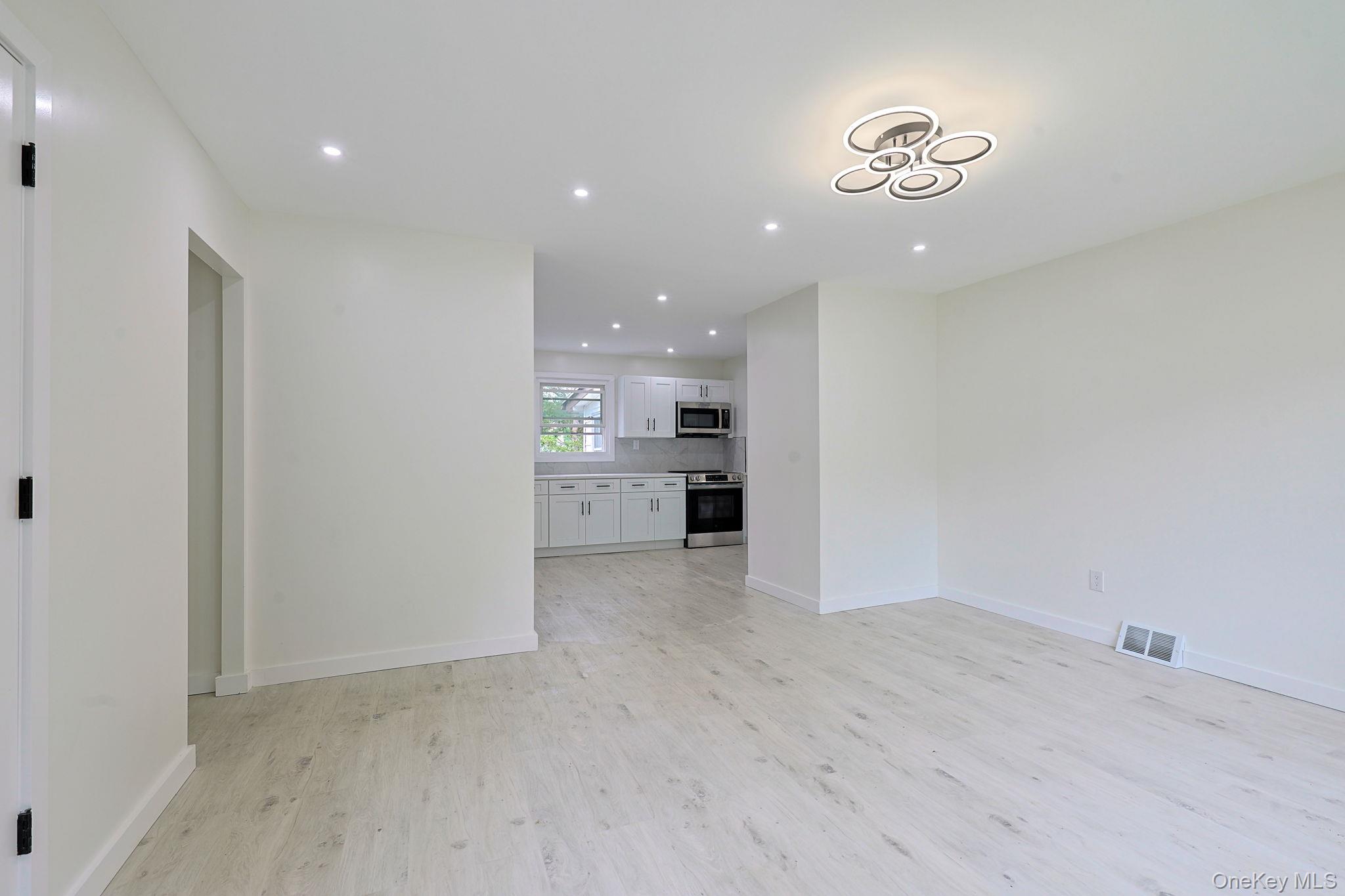 19 Judd Place Property Photo 4