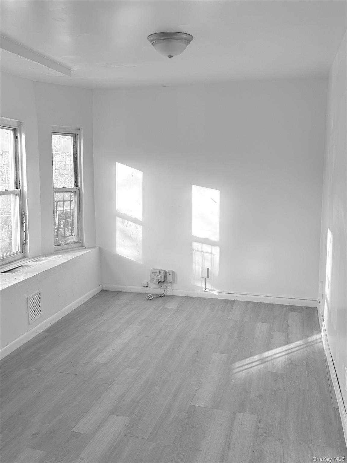 14-04 Dickens Street Property Photo 22