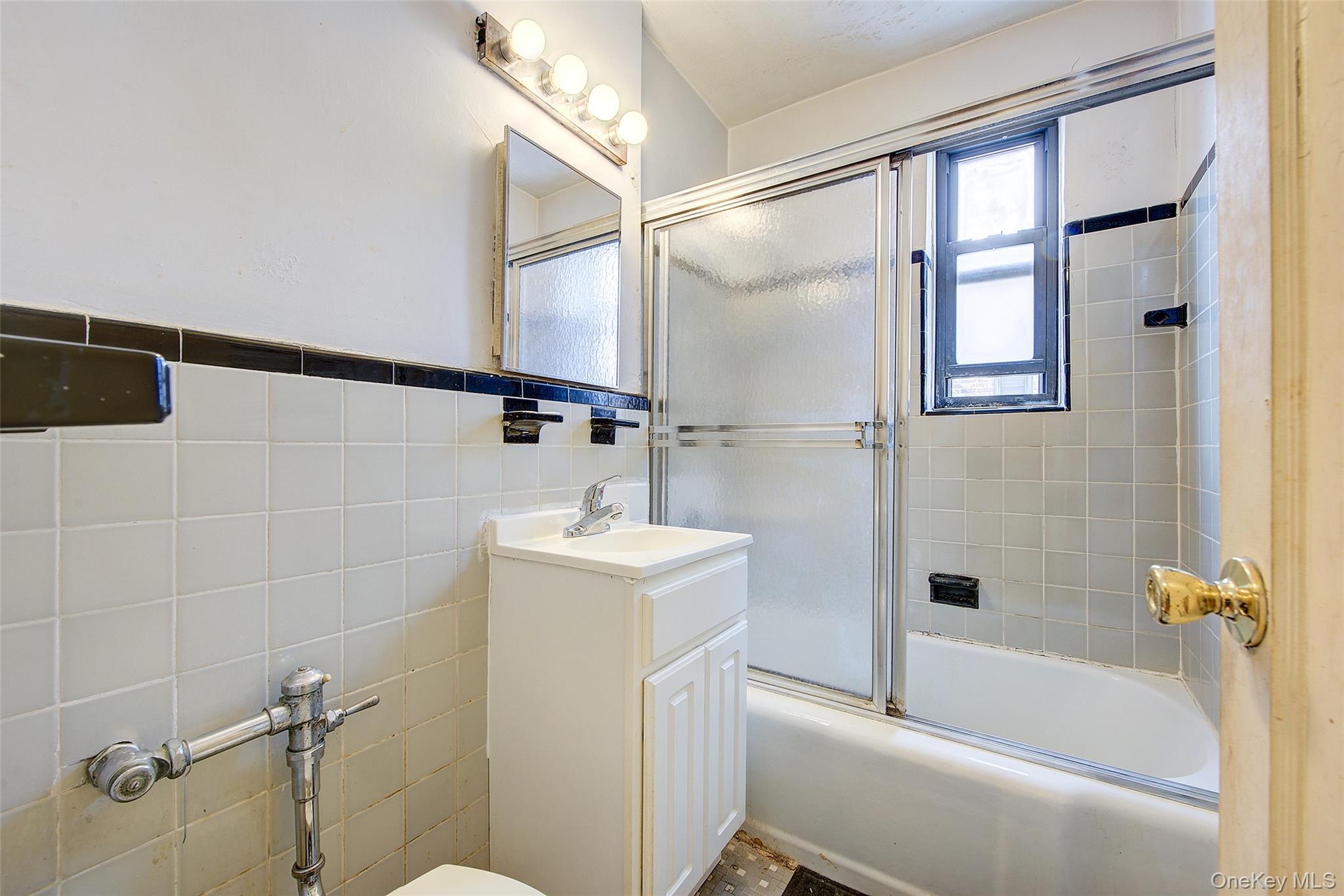 37-27 86th Street 5s Property Photo 17