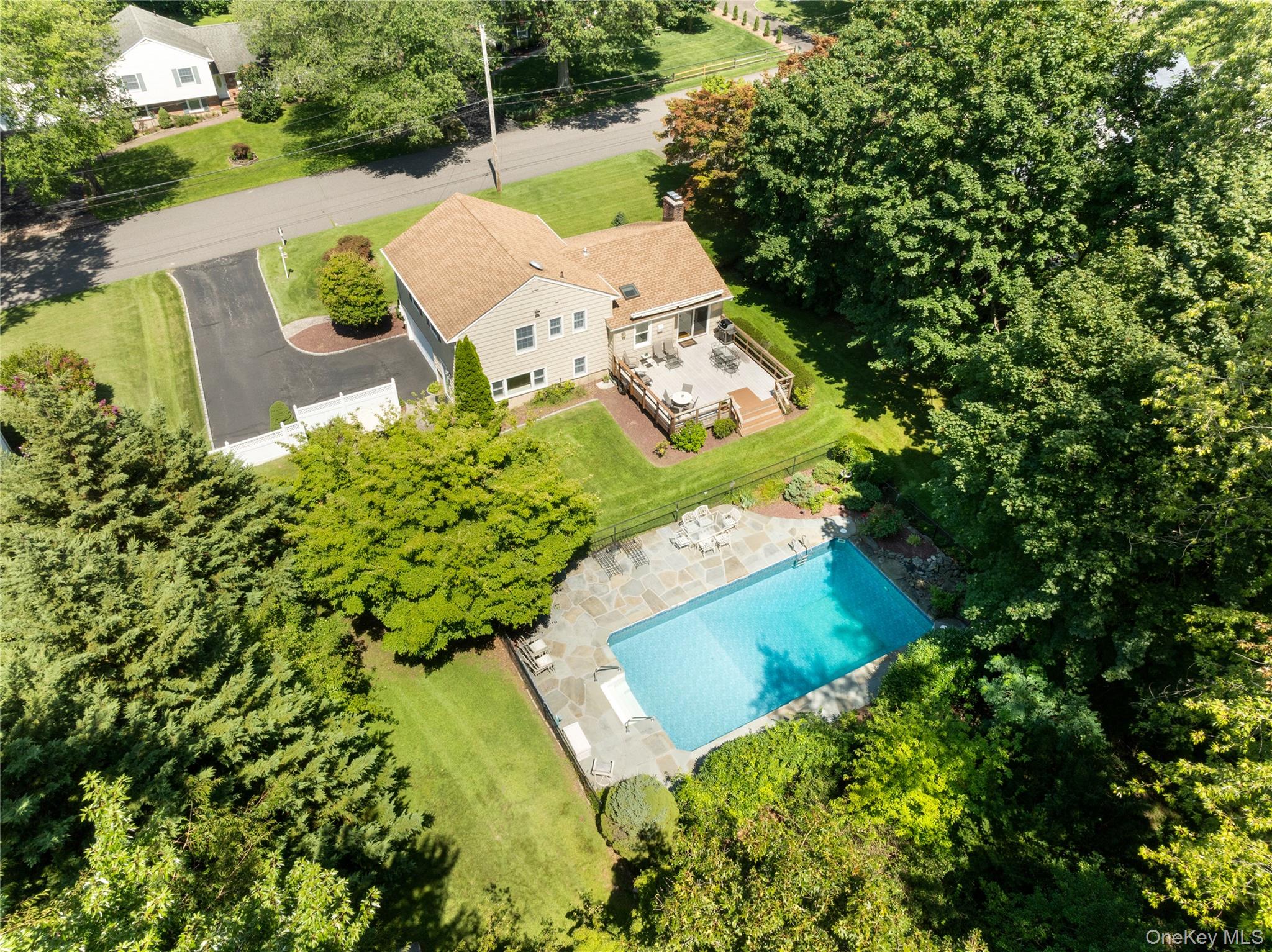 12 William Penn Drive Property Photo 2