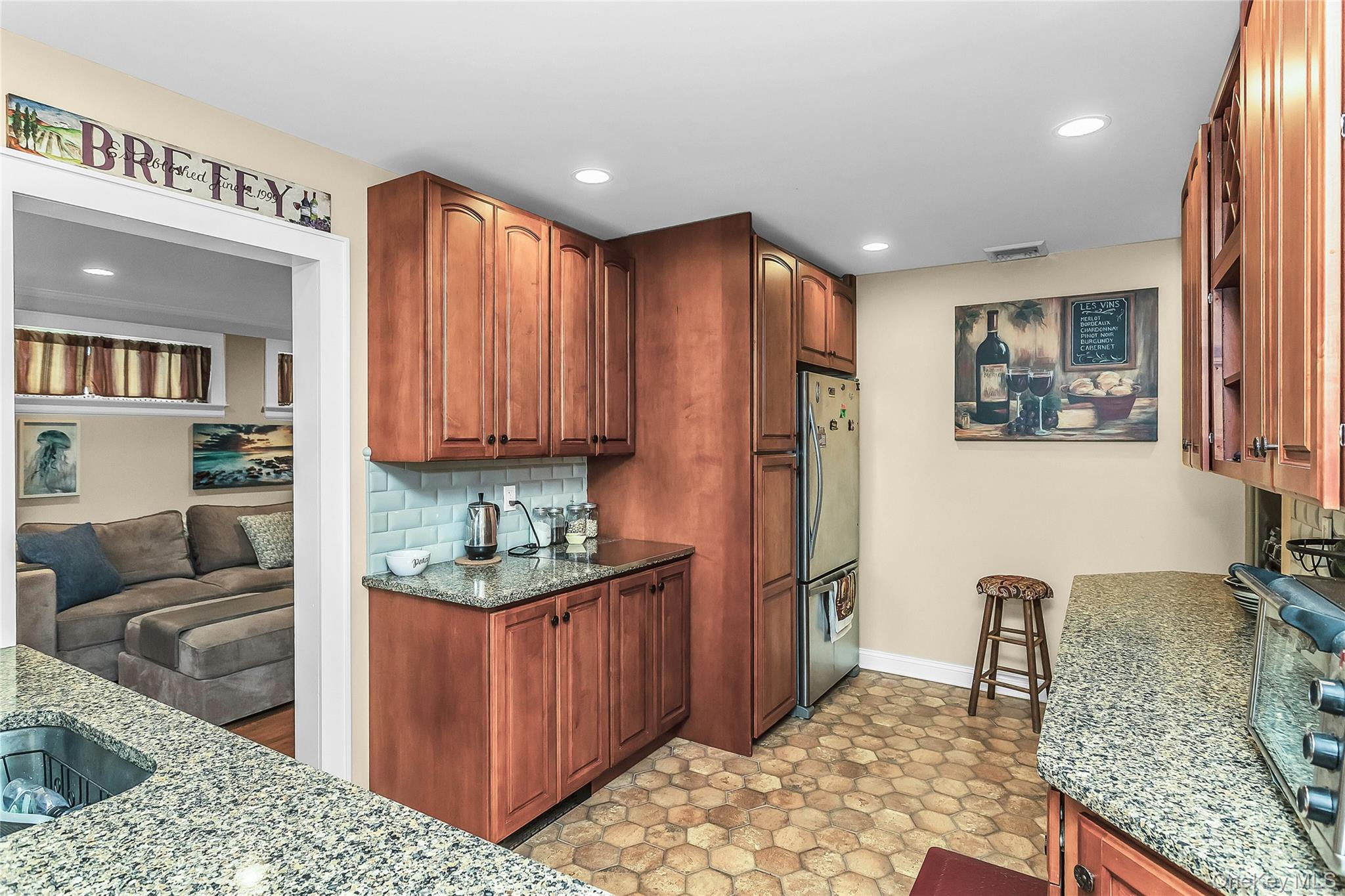 2723 Clarendon Avenue Property Photo 3