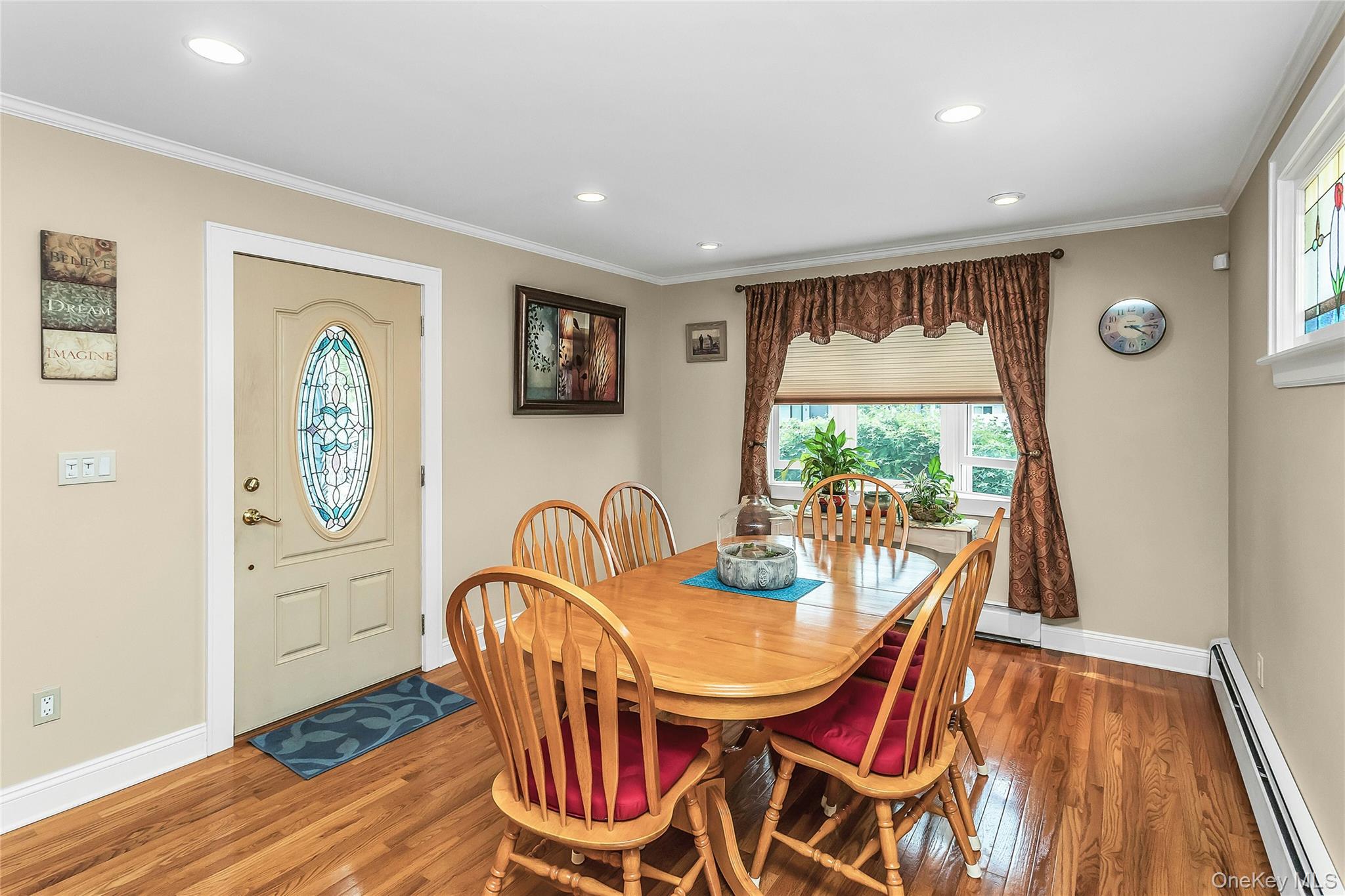 2723 Clarendon Avenue Property Photo 6