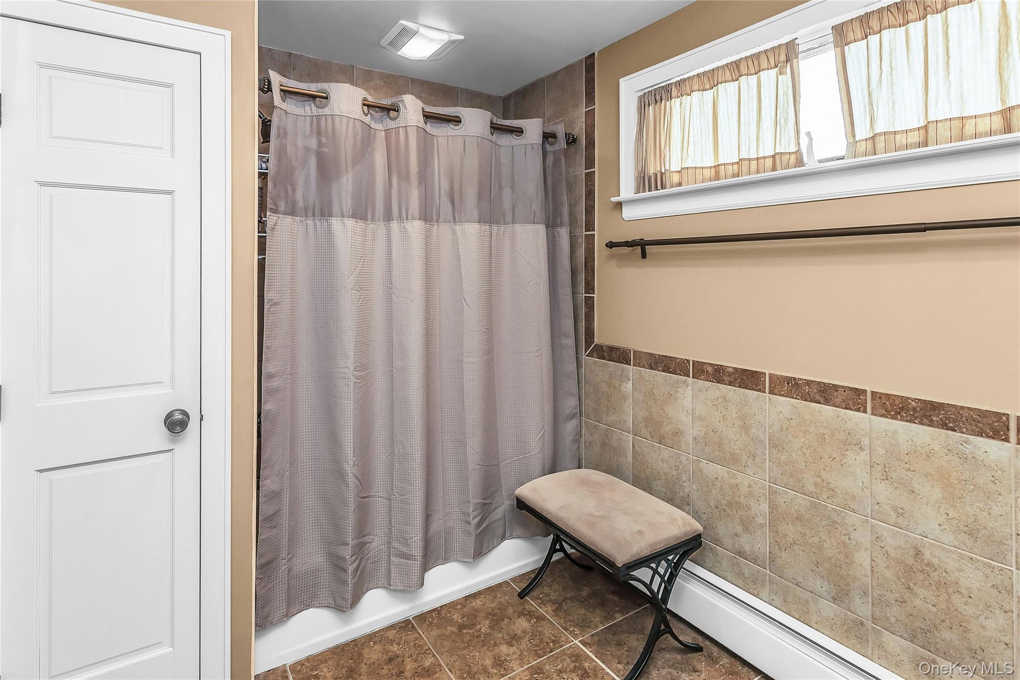 2723 Clarendon Avenue Property Photo 12