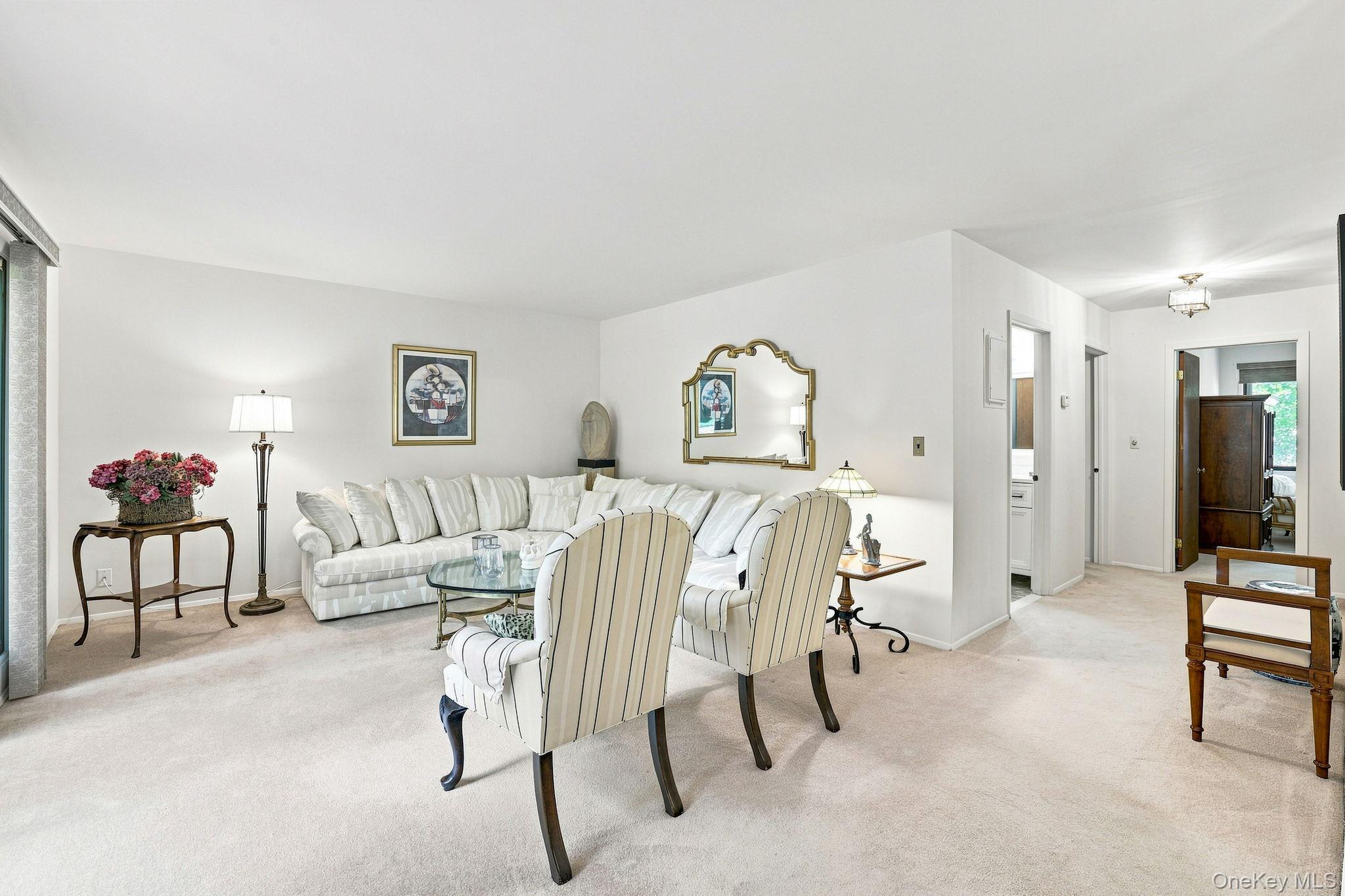 45 Jefferson Oval H Property Photo 3