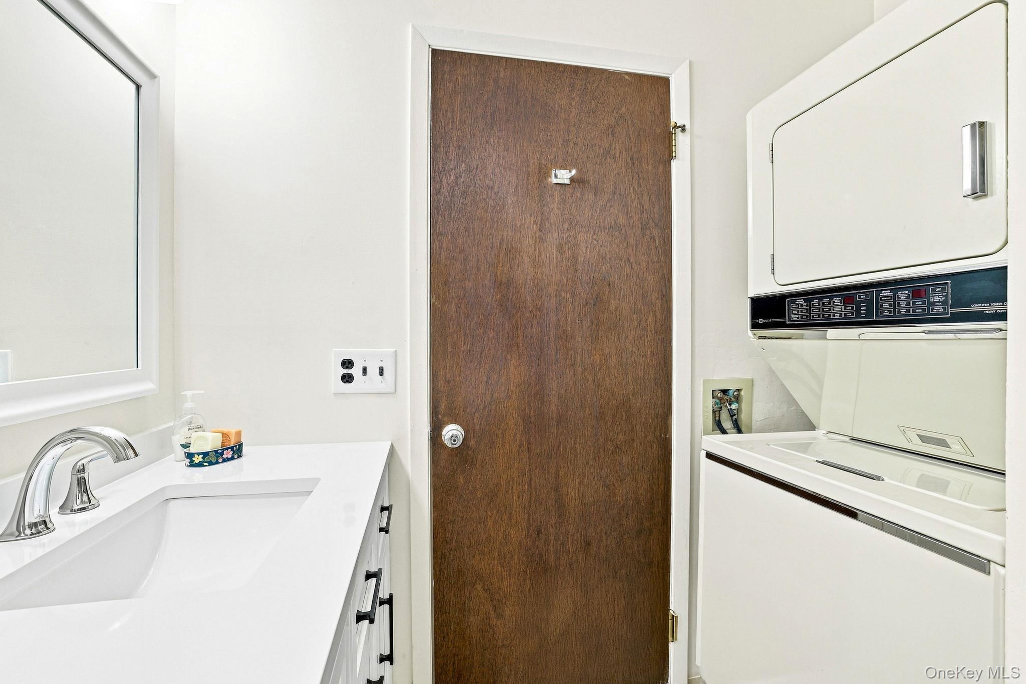 45 Jefferson Oval H Property Photo 13