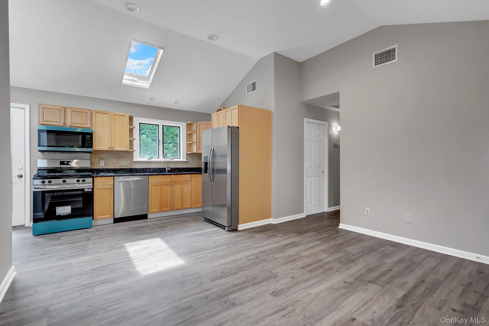 466 W 4th Street Property Photo 10