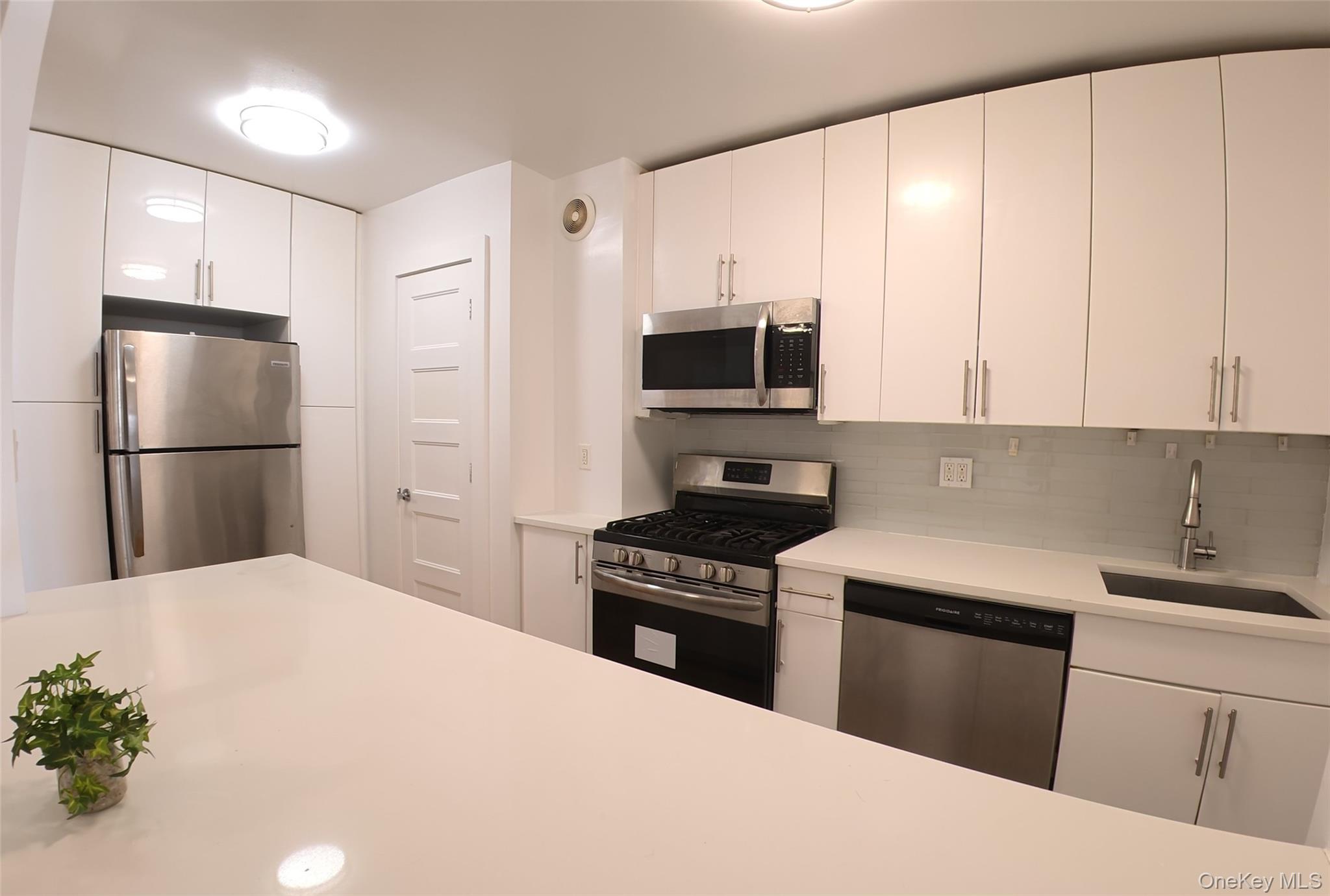 14220 Franklin Avenue 7f Property Photo 2