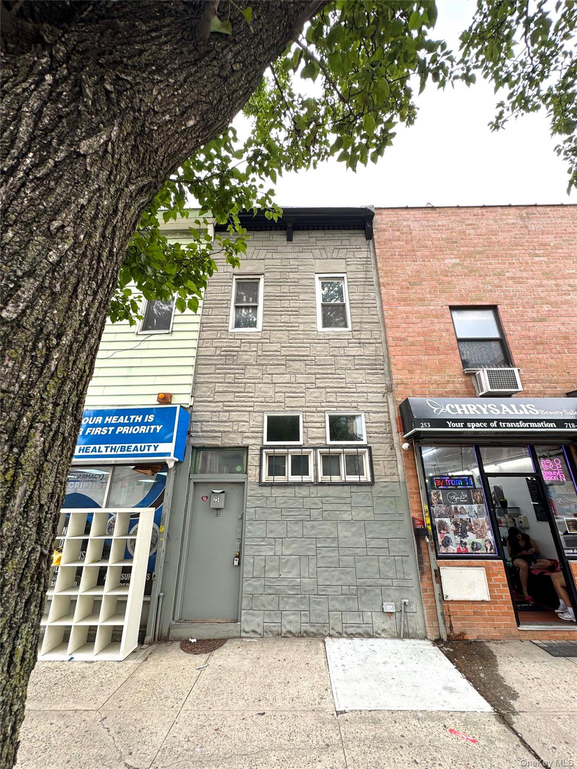 251 Graham Avenue Property Photo 1