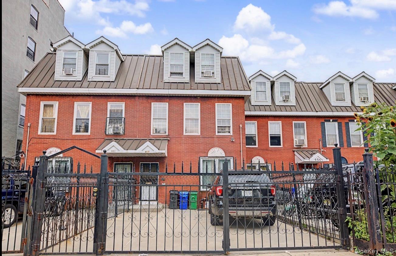 658 Beck Street Property Photo 1