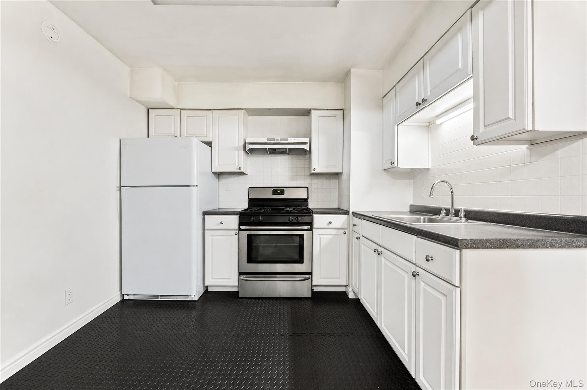 42-18 E 235 Street Property Photo 19