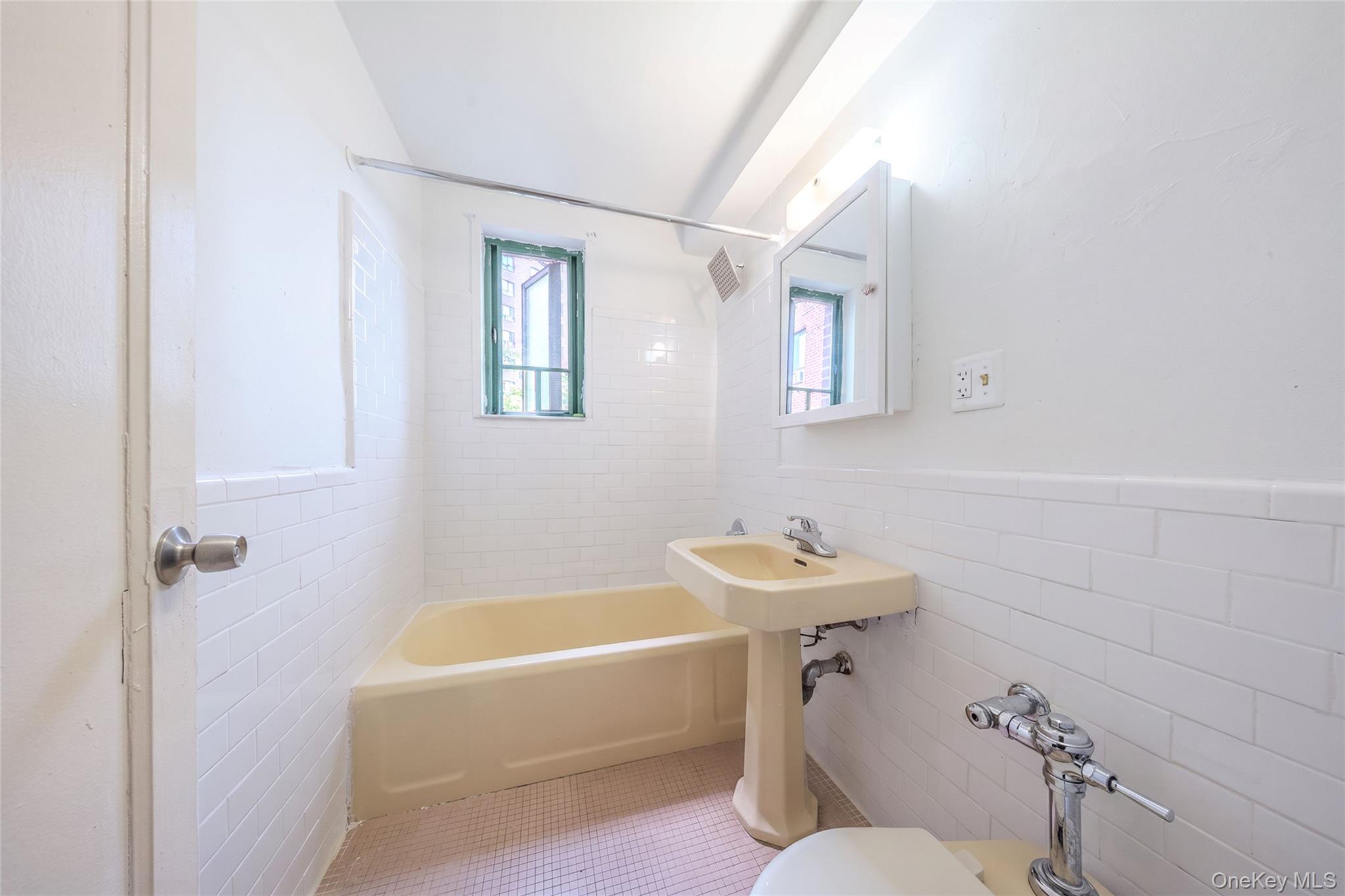 1562 Unionport Road 3f Property Photo 6