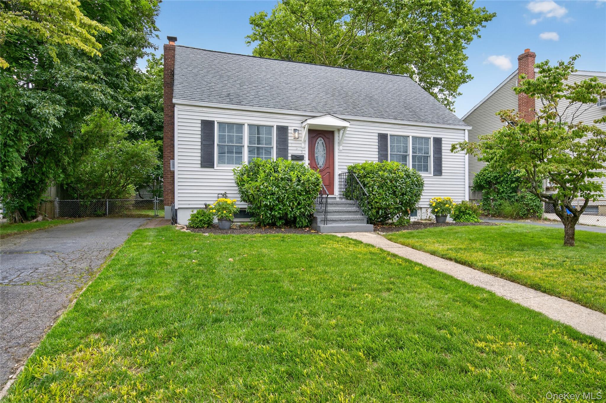 135 N Wantagh Avenue Property Photo 2