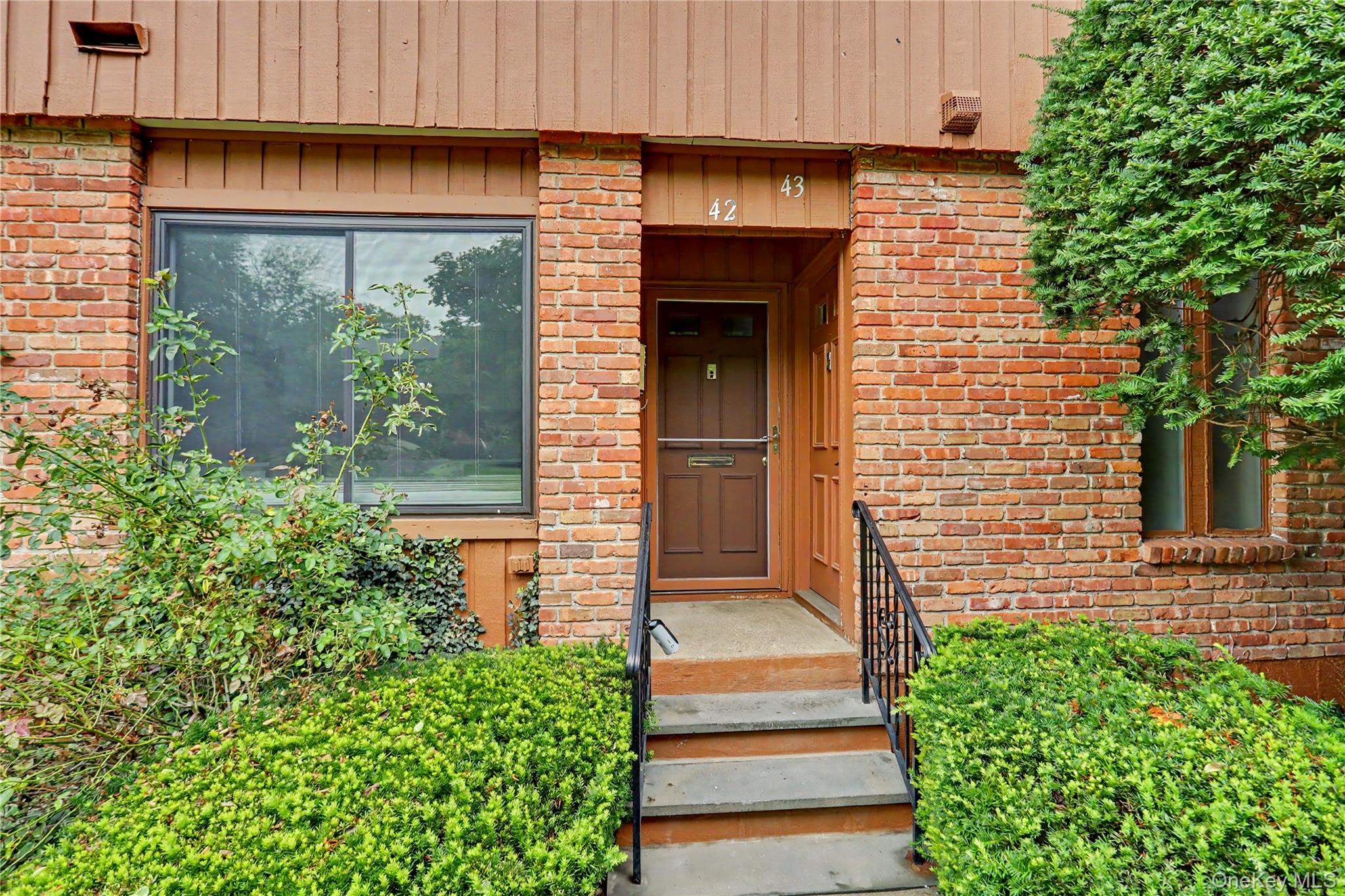42 Coachlight Square Property Photo 1