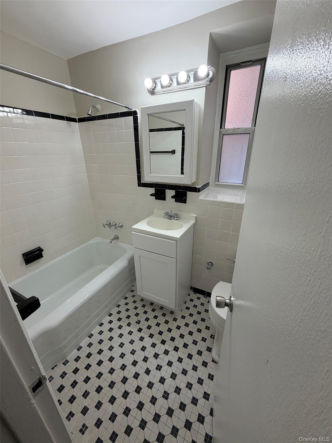 480 Riverdale Avenue 1f Property Photo 6