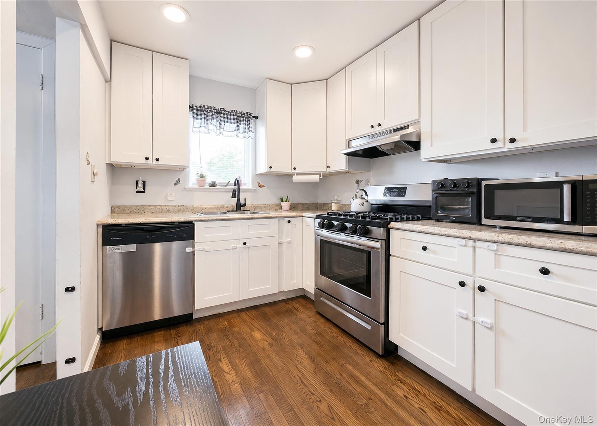 11 Farragut Avenue Property Photo 4