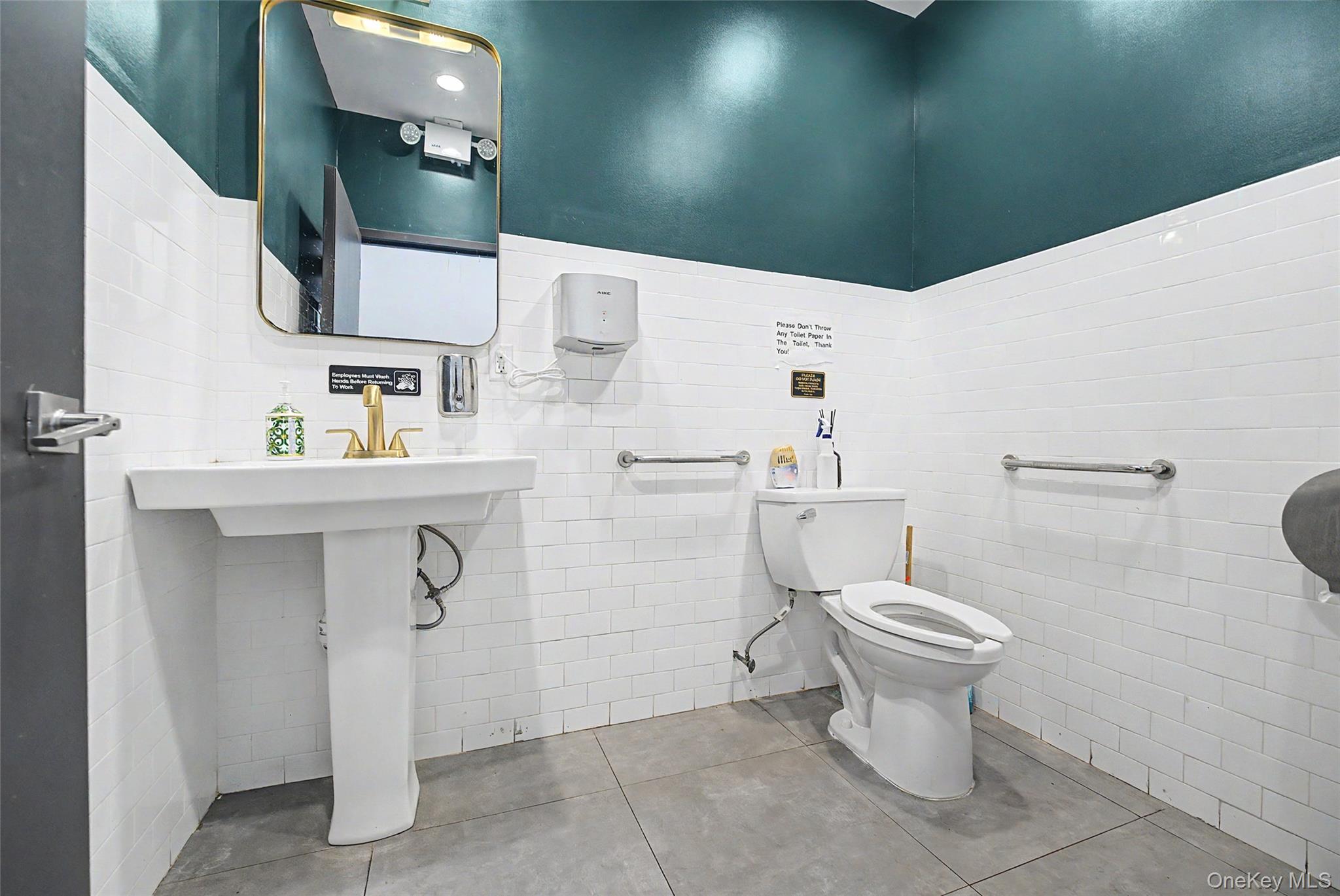 41 Great Neck Rd Property Photo 14