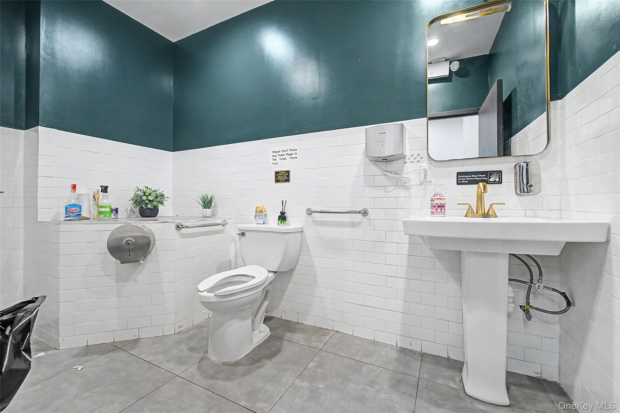 41 Great Neck Rd Property Photo 15