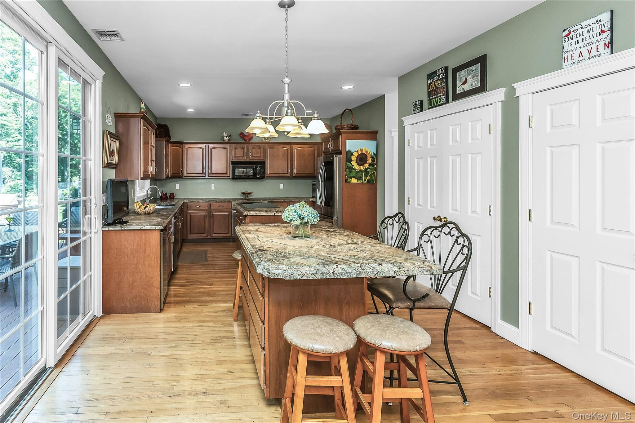 1025 Seawood Drive Property Photo 9