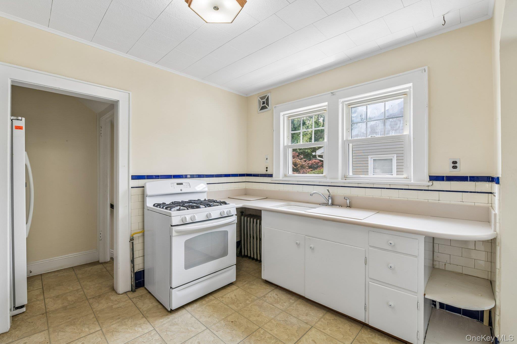 781 Grand Terrace Avenue Property Photo 16