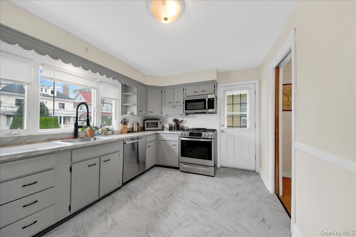 238 Van Cortlandt Park Avenue Property Photo 4