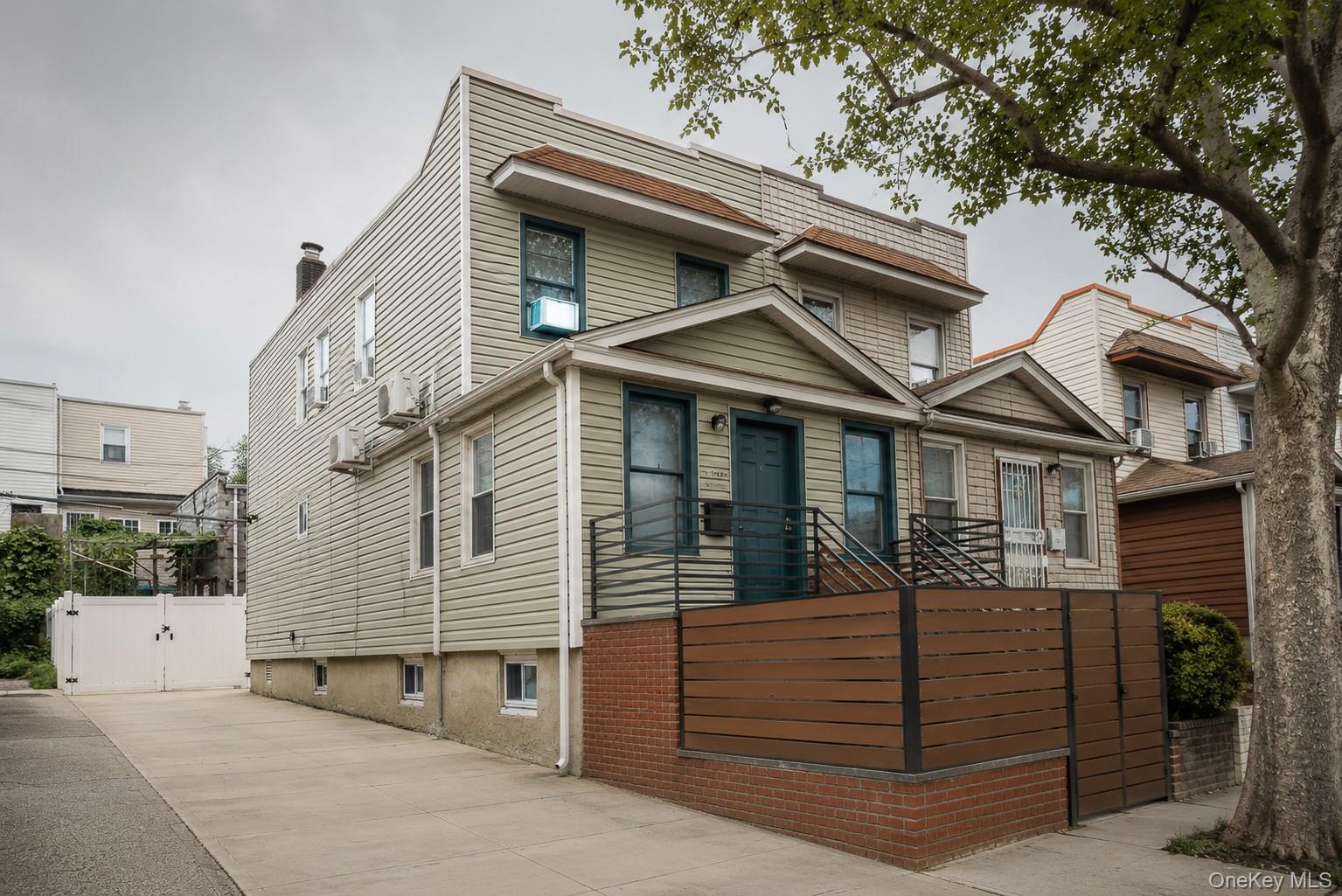 15038 Grand Central Parkway Property Photo 2