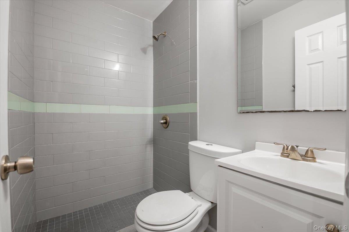 1241 Connetquot Avenue Property Photo 8