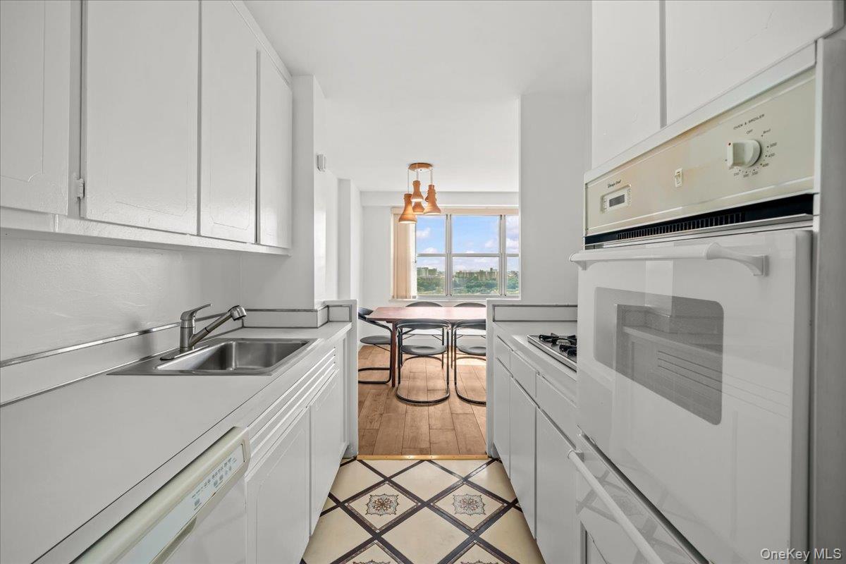 555 Kappock Street 24t Property Photo 8