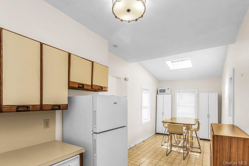 548 E Broadway Property Photo 3