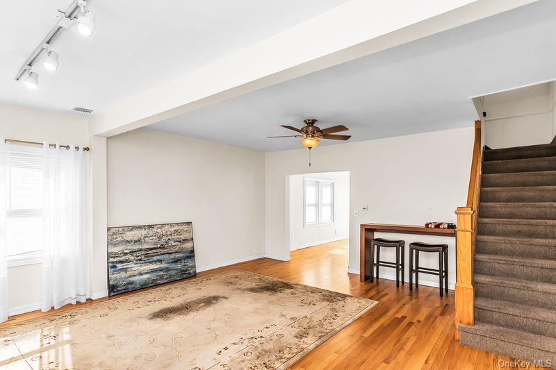 548 E Broadway Property Photo 4