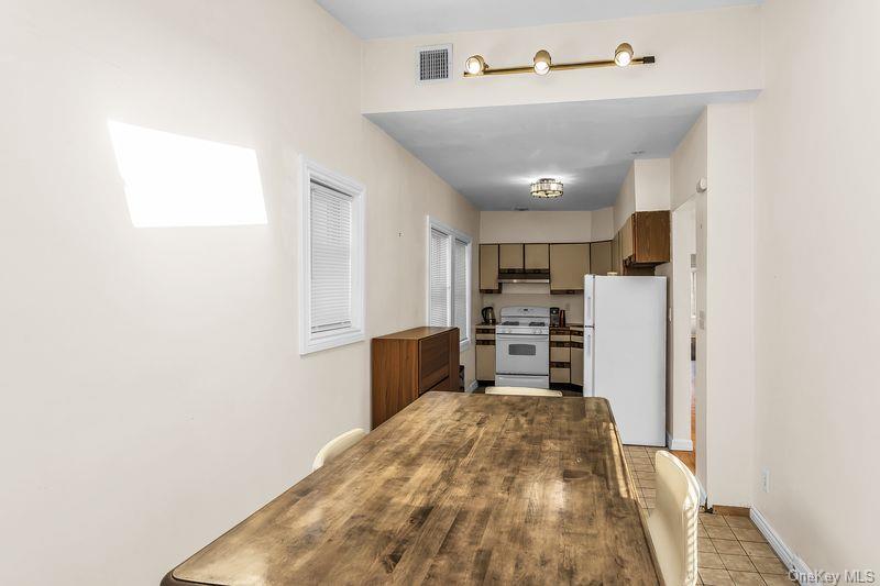 548 E Broadway Property Photo 7
