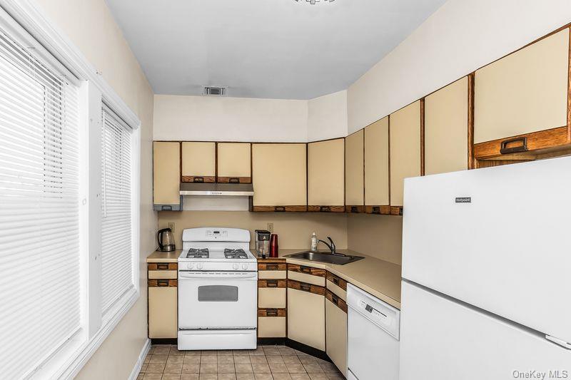 548 E Broadway Property Photo 14
