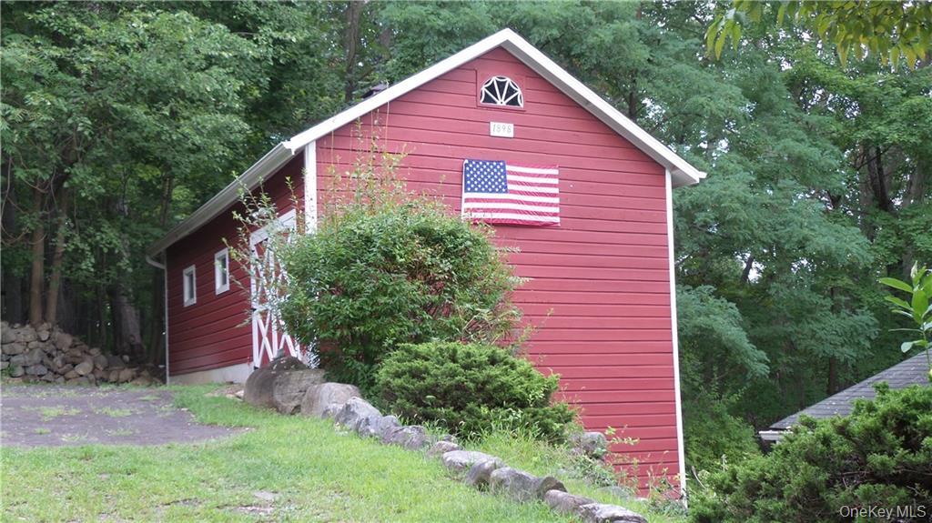 70 Suffern Lane Property Photo 4