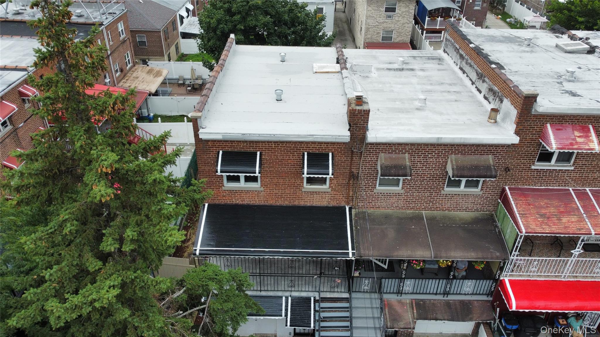 954 E 212th Street Property Photo 2