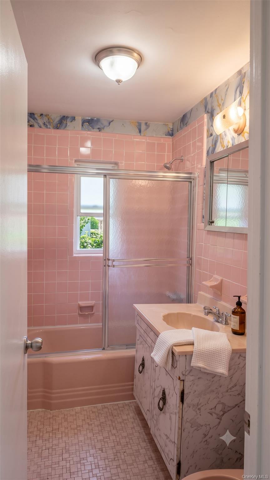 954 E 212th Street Property Photo 6