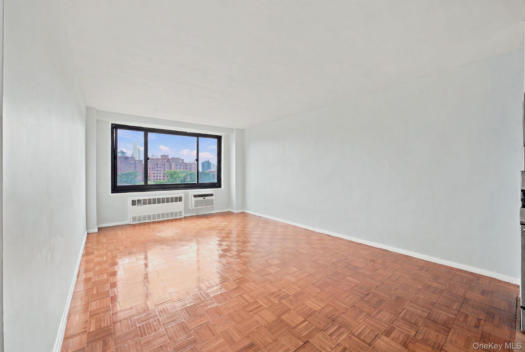 185 Hall Street 1010 Property Photo 2