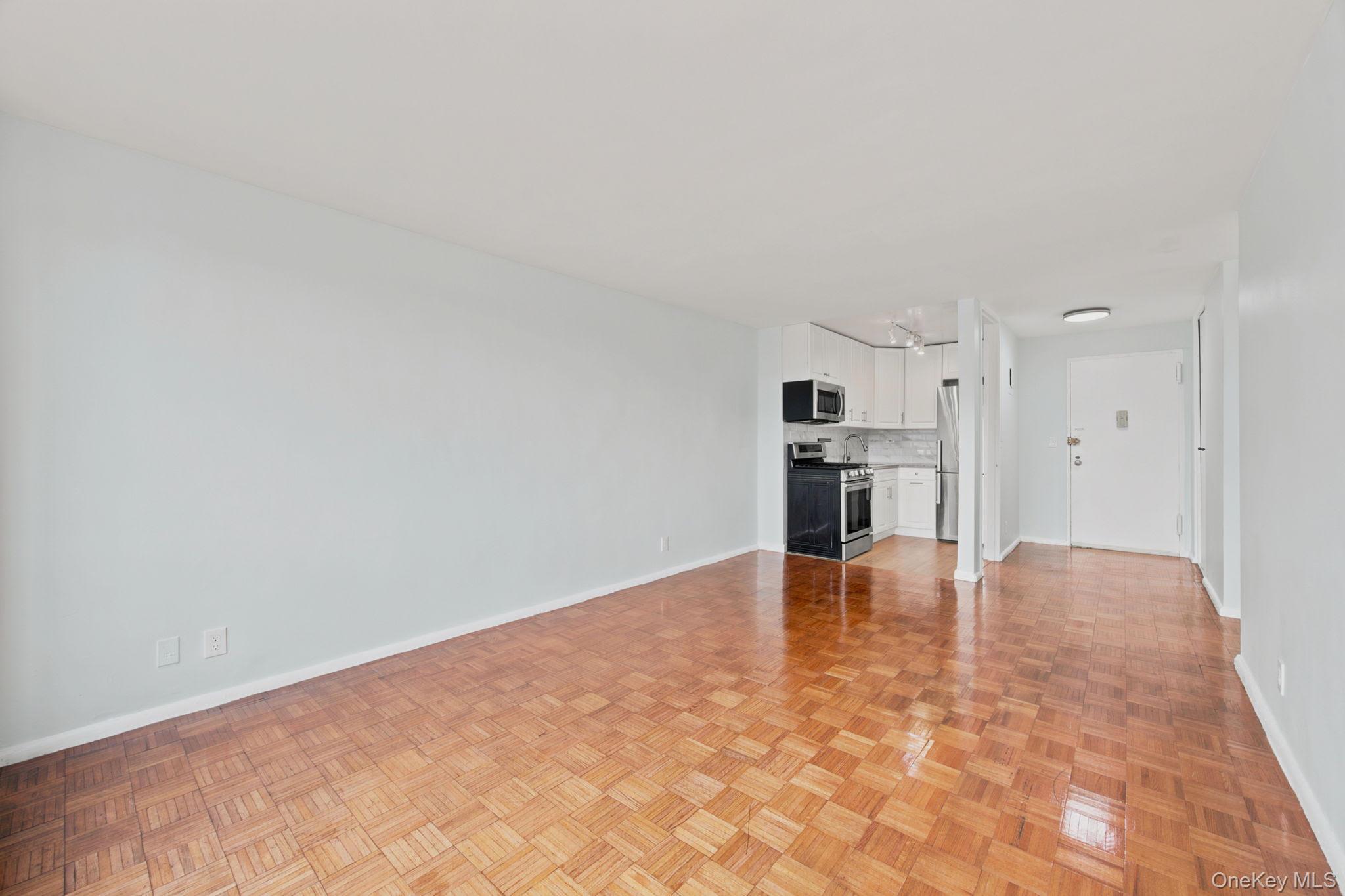 185 Hall Street 1010 Property Photo 3