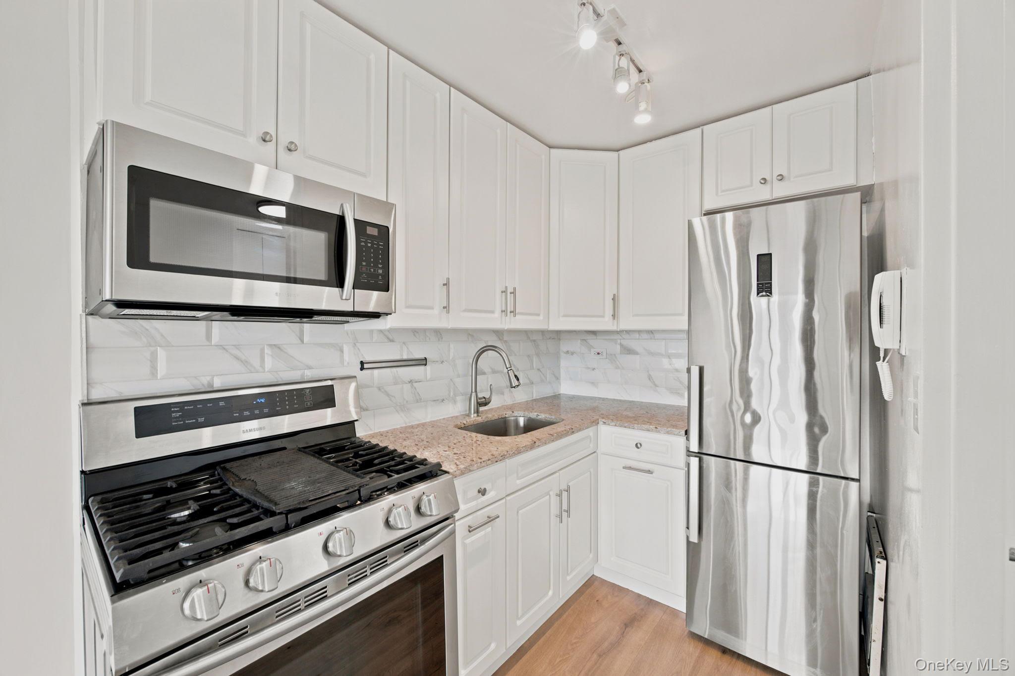 185 Hall Street 1010 Property Photo 4