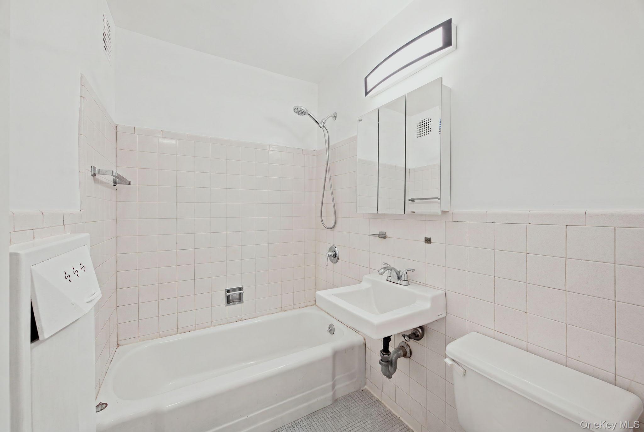 185 Hall Street 1010 Property Photo 6