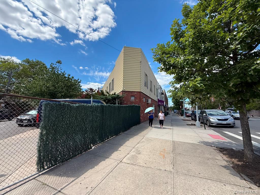 1902 Stillwell Avenue Property Photo 4
