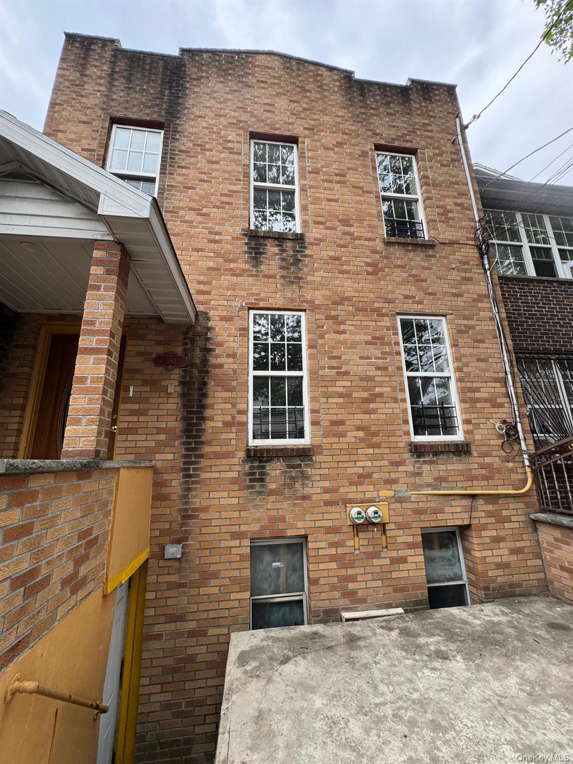 590 Elton Street Property Photo 1