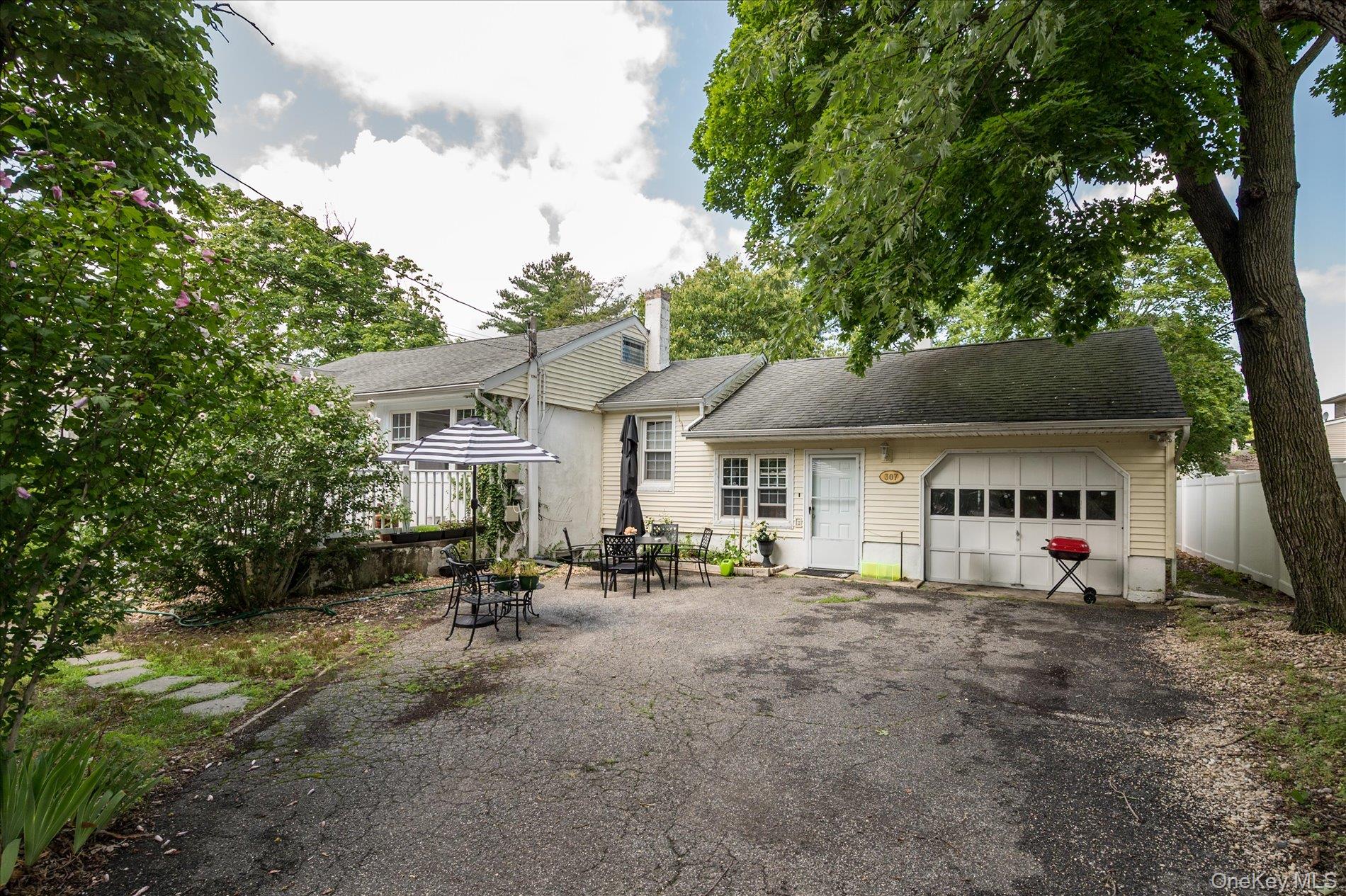 307 Old Country Road Property Photo 1