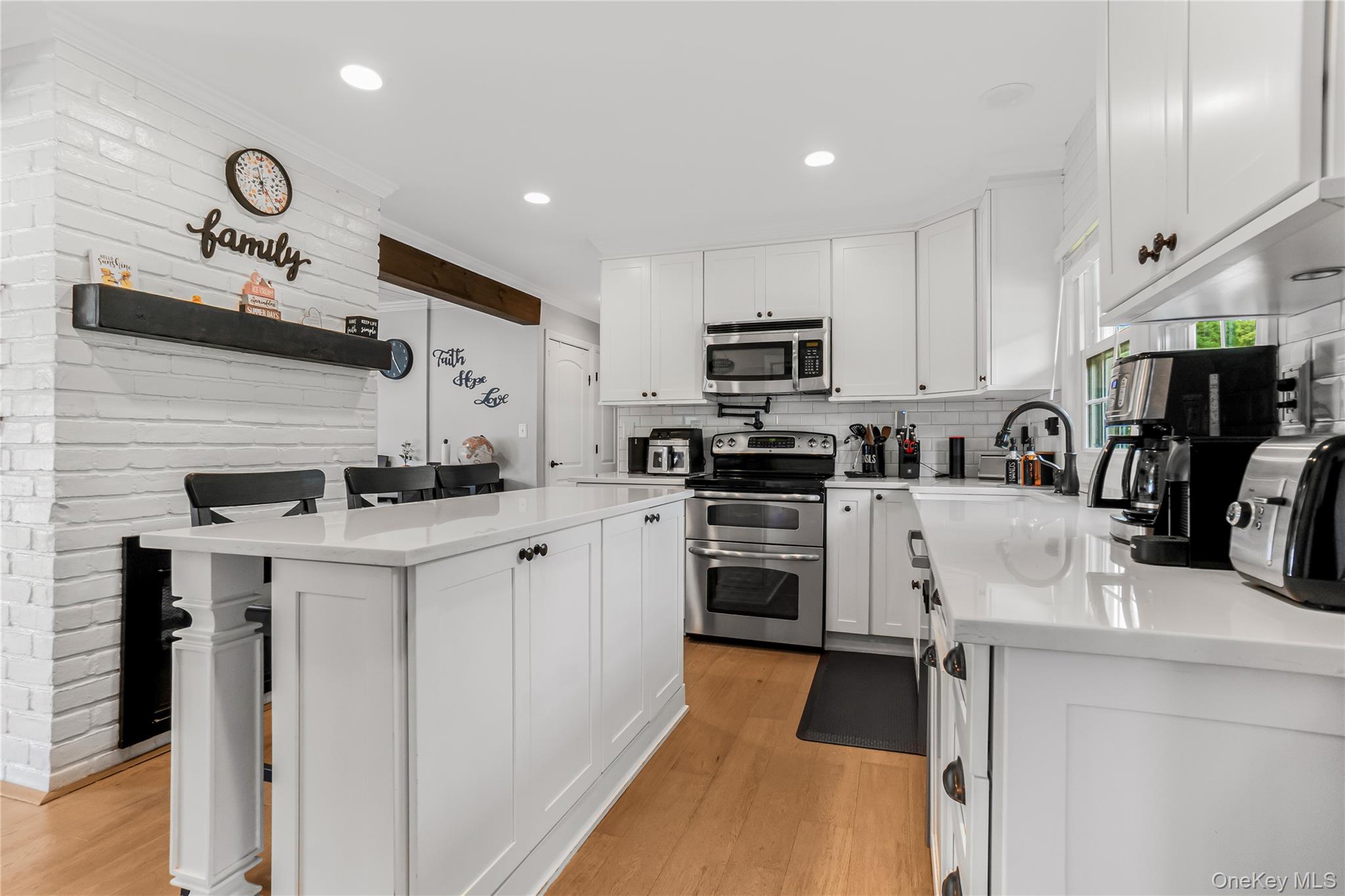 93 Duckpond Drive Property Photo 3
