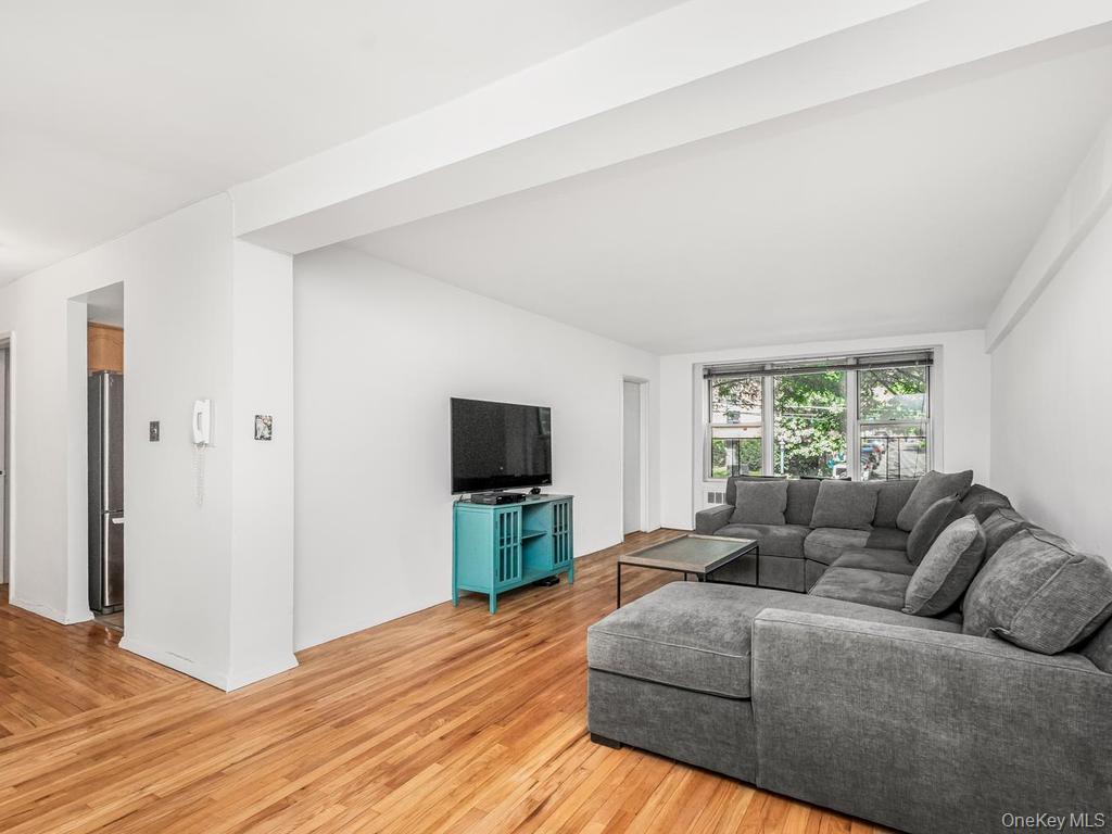 2736 Independence Avenue 2e Property Photo 2