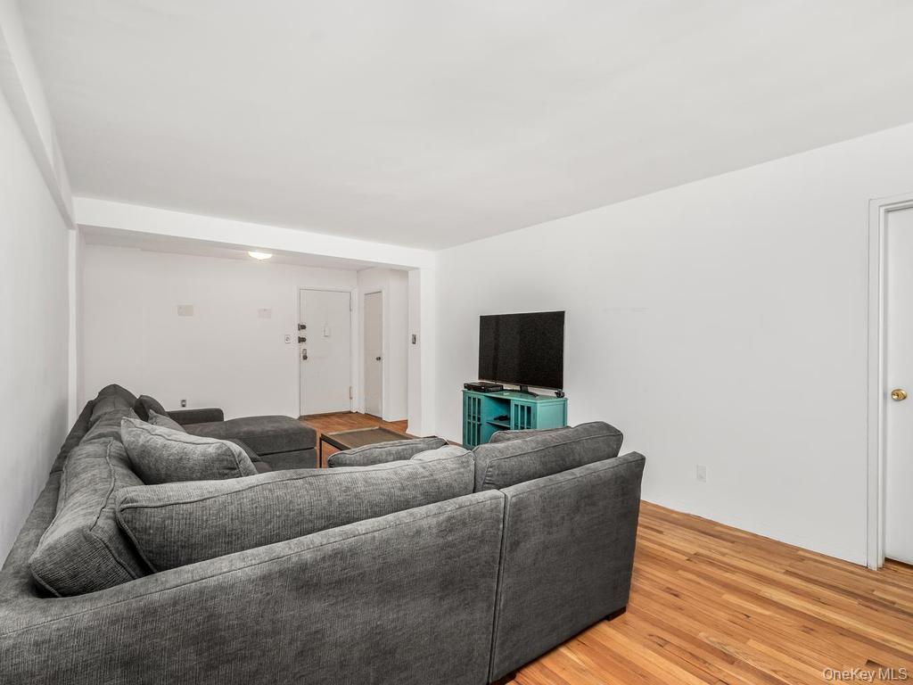 2736 Independence Avenue 2e Property Photo 3