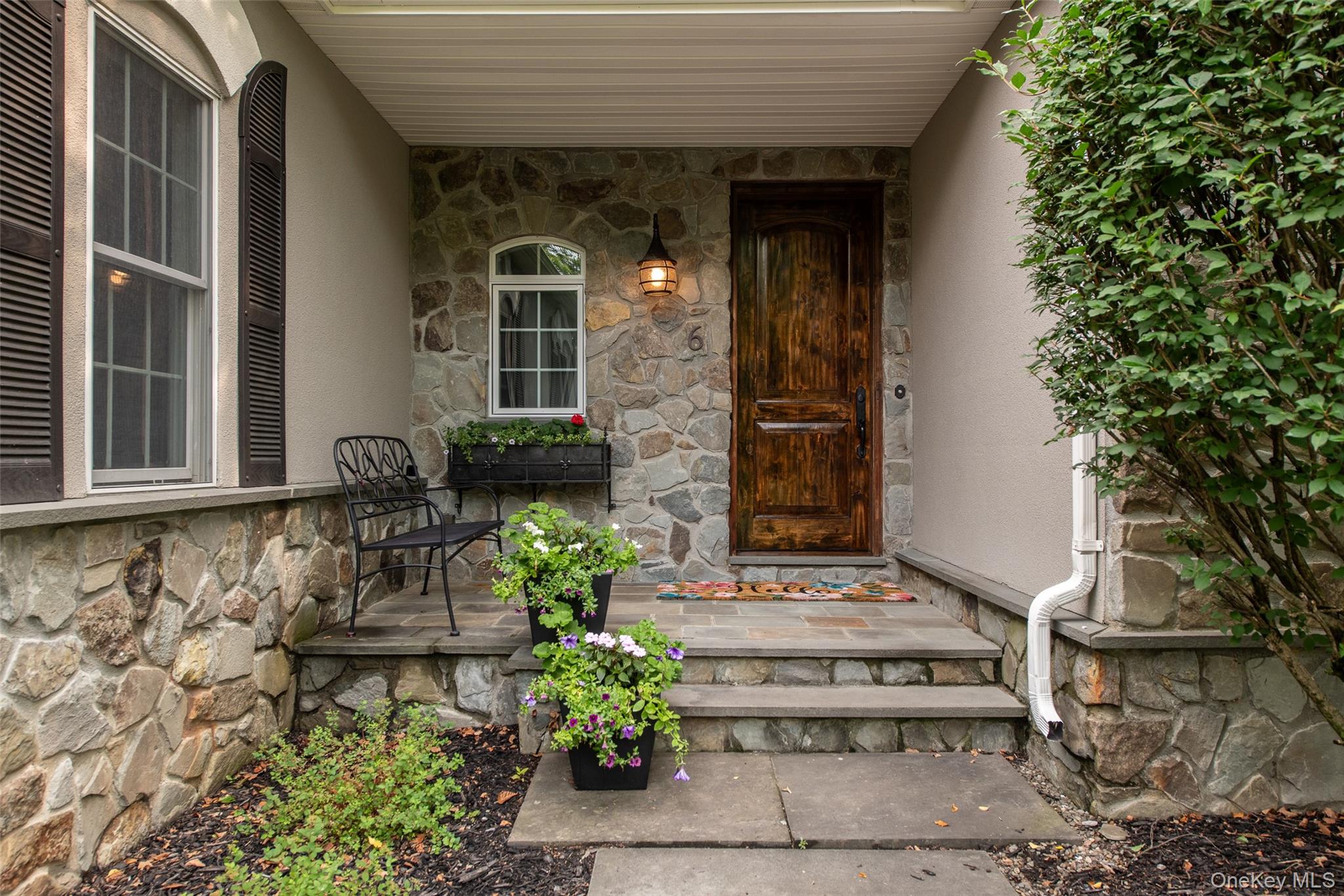 6 Stanford Court Property Photo 2