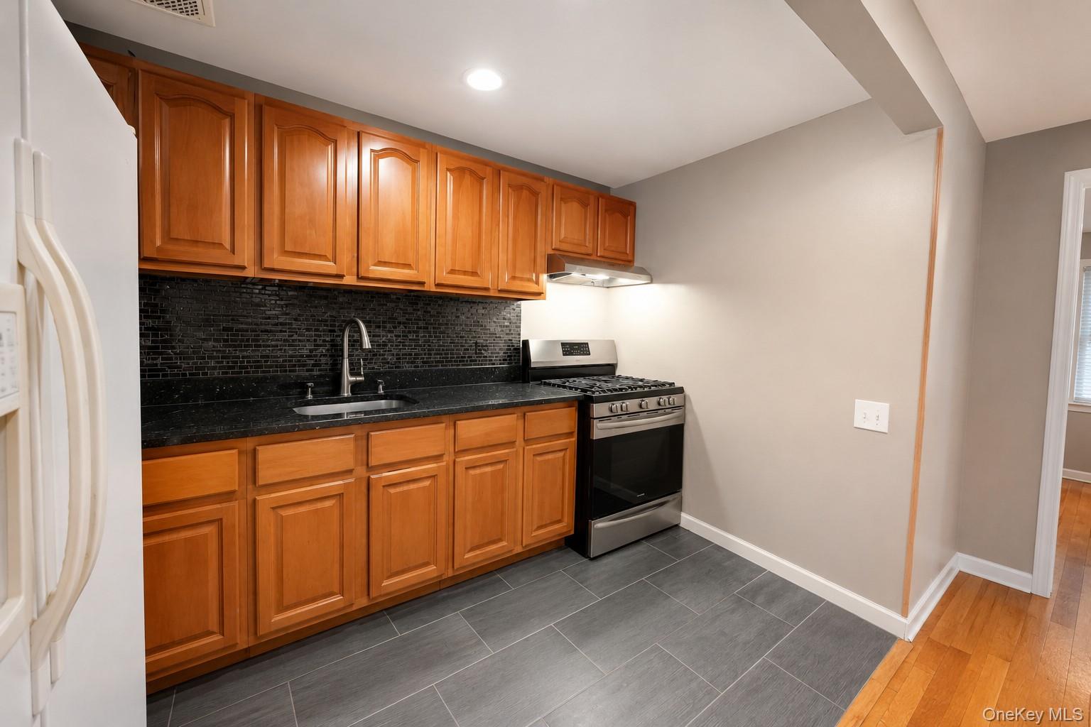1140 Willoughby Avenue Property Photo 4