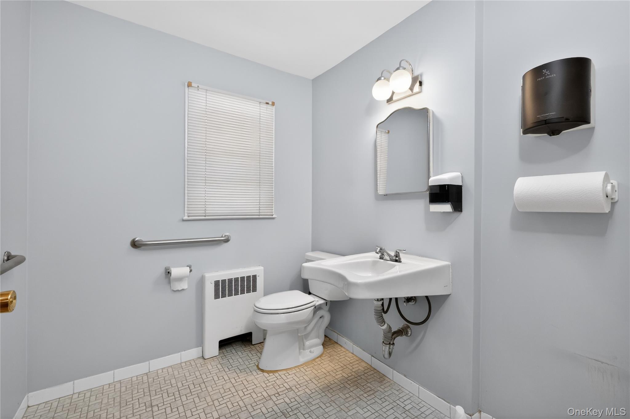2070 Central Park Avenue Property Photo 9