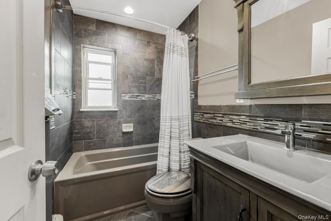 725 E 230th Street Property Photo 17