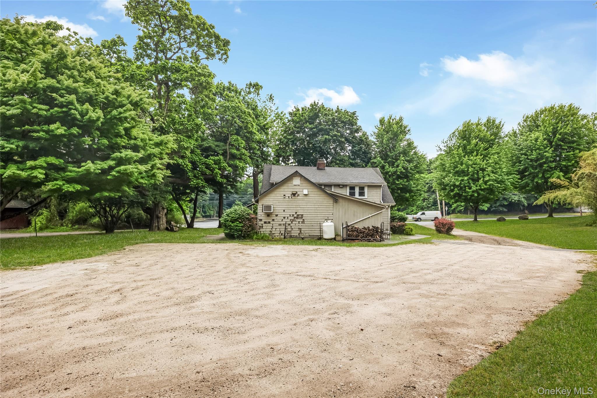 645 Middle Country Road Property Photo 3