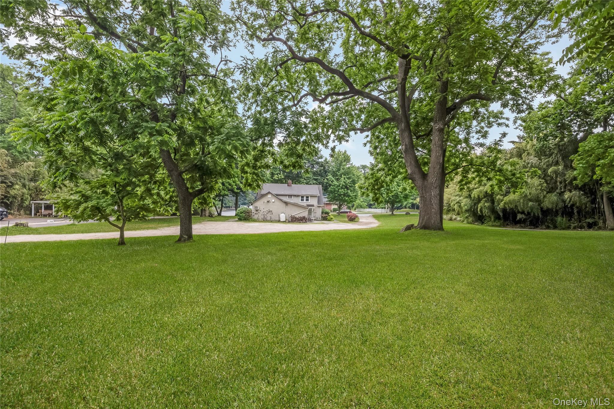 645 Middle Country Road Property Photo 4